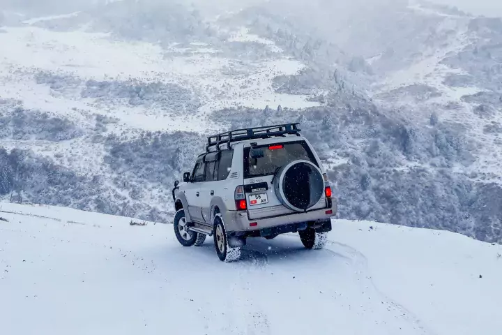 Obrázok auta sa snehu